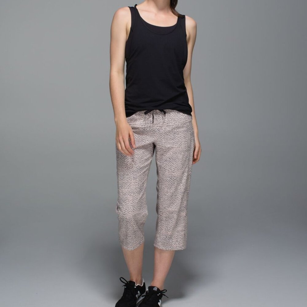 NEW Lululemon Step Lively Crop Dottie Dash Grain Black size 8